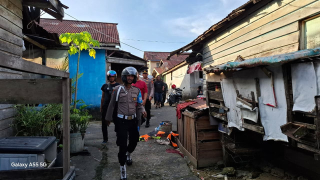 Penertiban kelang sabung ayam di komplek Merano, Sintang. Foto: Dok. Polres Sintang