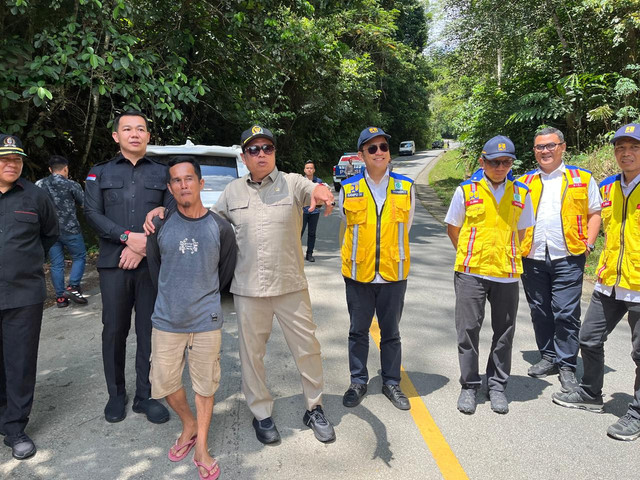 Ketua Komisi V DPR RI Lasarus saat meninjau tanjakan curam Bukit Biru yang rawan kecelakaan. Foto: Yus/Hi!Pontianak