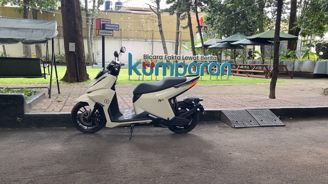 Mencoba motor listrik Alva N3 dengan rute Bogor-Jakarta.  Foto: Syahrul Ghiffari/kumparan