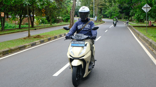 Mencoba motor listrik Alva N3 dengan rute Bogor-Jakarta.  Foto: Arya Ahyani Fadianur/kumparan