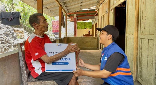 Tanda Cinta untuk Lansia, DT Peduli Bagikan Bantuan Sembako Gratis (Sumber : DT Peduli)