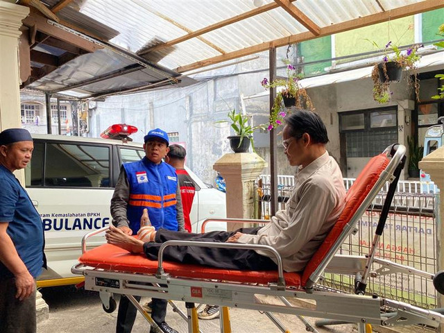 DT Peduli fasilitasi dan dampingi Kang Undang "Difabel Tunanetra" yang mengalami patah tulang kaki untuk terapi (Sumber : DT Peduli)