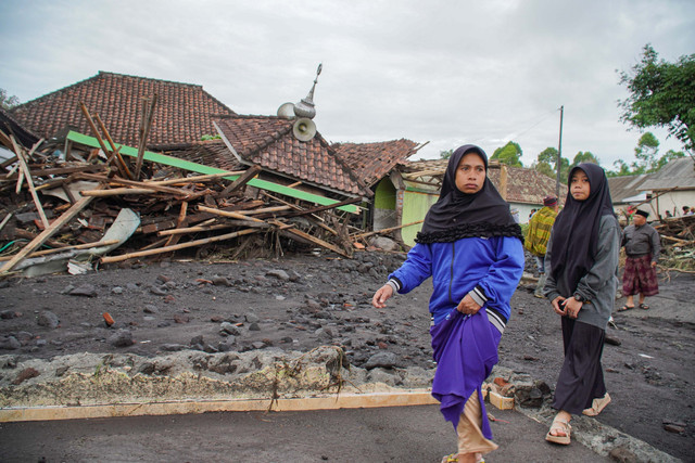 Warga melintasi kondisi mushalla yang terdampak erupsi Gunung Semeru di Desa Supiturang, Lumajang, Jawa Timur, Kamis (20/11/2025). Foto: Irfan Sumanjaya/ANTARA FOTO