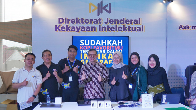 Plt. Dirjen Kekayaan Intelektual Hermansyah Siregar foto bersama usai meninjau booth layanan konsultasi di Muladi Dome, Universitas Diponegoro, Semarang pada Rabu (19/11). Foto: Dok DJKI