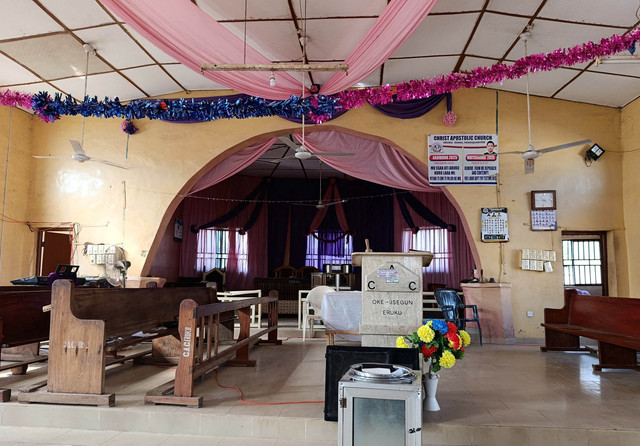 Pemandangan bagian dalam Gereja Apostolik Kristus, sehari setelah serangan bersenjata yang menewaskan banyak orang dan menculik pendeta serta beberapa jemaat, di kota Eruku, negara bagian Kwara, Nigeria, Rabu (19/11/2025). Foto: Abdullahi Dare Akogun/REUTERS
