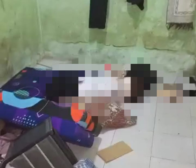 Suasana guru PPPK di OKU yang ditemukan warga  tewas di kamar kontrakannya dengan kondisi mengenaskan—tangan dan kaki terikat, mulut disumpal, serta pakaian robek. Foto : Istimewa