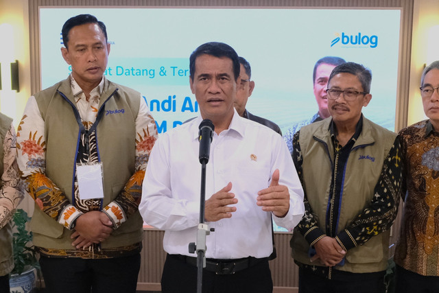 Mentan Amran Sulaiman dalam konferensi pers Rakernas di Kantor Pusat Perum Bulog, Jakarta Selatan, Kamis (20/11/2025). Foto: Dok. Perum Bulog