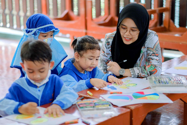 Foto bersama antara Mahasiswa PG-PAUD UMS dengan anak-anak PAUD. (Foto: Humas)