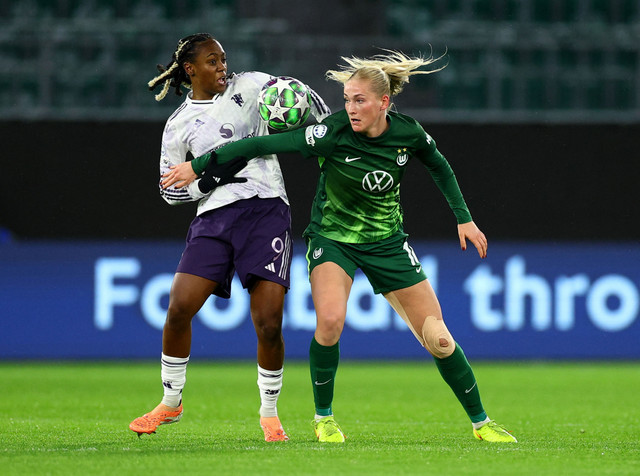 Melvine Malard dari Manchester United beraksi bersama Camilla Kuver dari VfL Wolfsburg pada pertandingan Liga Champions Wanita UEFA antara VfL Wolfsburg vs Manchester United di AOK Stadion, Wolfsburg, Jerman, Rabu (19/11/2025). Foto: Lisi Niesner/REUTERS