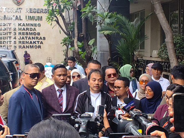 Roy Suryo Cs saat memberi keterangan soal pengajuan gelar perkara khusus di Polda Metro Jaya pada Kamis (20/11). Foto: Rachmadi Rasyad/kumparan