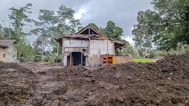 Kondisi Dusun Gumukmas, Desa Supiturang, Kecamatan Pronojiwo, Kabupaten Lumajang, yang terkena erupsi Gunung Semeru, Kamis (20/11/2025). Foto: Farusma Okta Verdian/kumparan