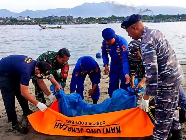 Sejumlah petugas mengevakuasi mayat tanpa identitas di Perairan Pengambengan, Selat Bali, Kamis (20/11/2025). Foto: Dok. Polres Jembrana