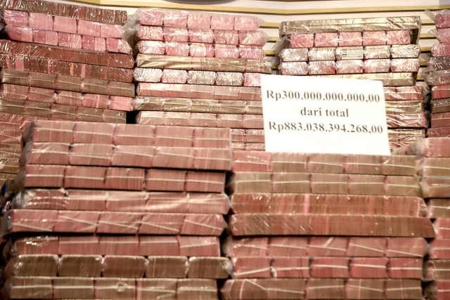 Aset hasil rampasan dari senilai kurang lebih Rp 883 miliar (ditampilkan Rp 300 miliar) yang ditumpuk akan diserahkan KPK kepada PT Taspen di Gedung KPK, Jakarta, Kamis (20/11/2025).  Foto: Iqbal Firdaus/kumparan