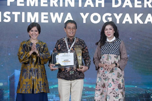 Kepala Dinas Komunikasi dan Informatika DIY, HET Wahyu Nugroho (tengah) saat menerima penghargaan Juara Umum Anugerah Media Humas 2025 dari Kementerian Komunikasi dan Digital (Komdigi) dari Menteri Komdigi Meutya Hafid (kiri), di di Hotel Borobudur Jakarta, Jakarta Pusat, Kamis (12/11/2025). Foto: Dok. Pemda DIY