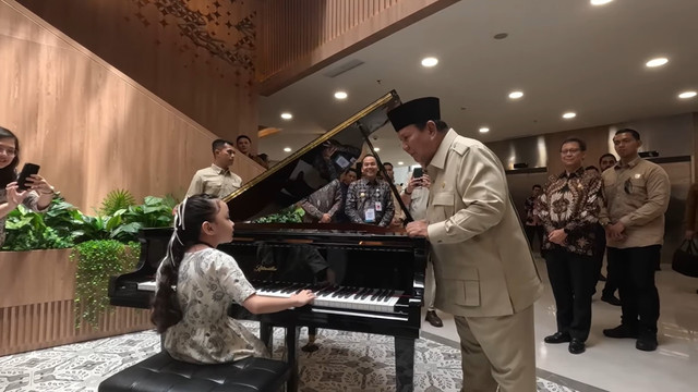 Anjani pianis cilik berusia 10 tahun yang curi perhatian Presiden Prabowo Subanto saat meresmikan RS di Solo, Rabu (19/11/2025). Foto: YouTube/ Prabowo Subianto