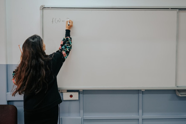 Ilustrasi Puisi Hari Guru Singkat dan Menyentuh Hati, Foto:Unsplash/Hatice Baran