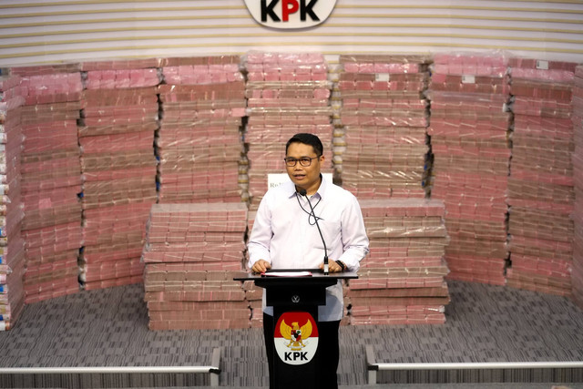 Plt. Deputi Penindakan dan Eksekusi KPK Asep Guntur Rahayu memberikan sambutan dalam penyerahan hasil rampasan aset hasil korupsi di Gedung Merah Putih KPK, Jakarta, Kamis (20/11/2025). Foto: Iqbal Firdaus/kumparan