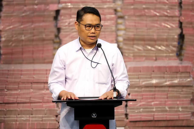 Plt. Deputi Penindakan dan Eksekusi KPK Asep Guntur Rahayu berbicara saat penyerahan hasil rampasan aset hasil korupsi di Gedung Merah Putih KPK, Jakarta, Kamis (20/11/2025). Foto: Iqbal Firdaus/kumparan