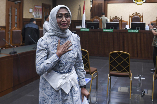 Terdakwa kasus dugaan korupsi di PT ASDP Ira Puspadewi berjalan usai menjalani sidang dengan agenda pembacaan vonis di Pengadilan Tipikor, Jakarta, Kamis (20/11/2025). Foto: Muhammad Adimaja/ANTARA FOTO