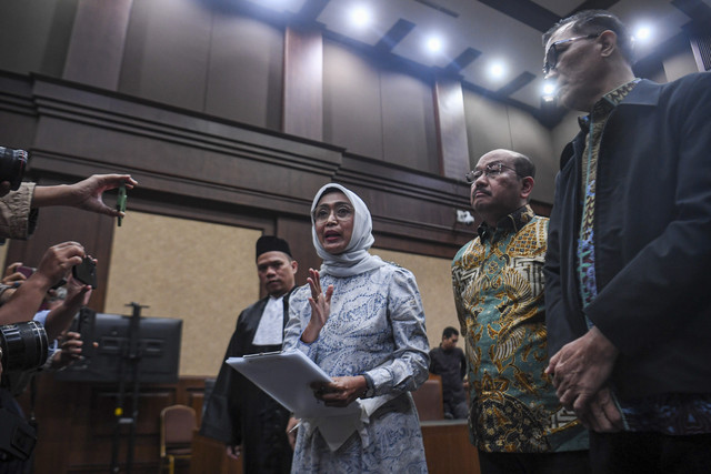Terdakwa kasus dugaan korupsi di PT ASDP Ira Puspadewi (kedua kiri) dan Muhammad Yusuf Hadi (kanan) menyampikan keterangan kepada media usai menjalani sidang dengan agenda pembacaan pvonis di Pengadilan Tipikor, Jakarta, Kamis (20/11/2025). Foto: Muhammad Adimaja/ANTARA FOTO