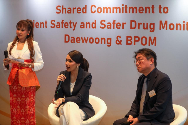 Dokter spesialis kulit dr. Anesia Tania, SpDVE bersama Head of Daewoong Indonesia Business Unit, Baik In Hyun di acara Anti-Counterfeit Media Briefing 2025, pada Kamis (13/11). Foto: Daewoong Pharmaceutical Company Indonesia