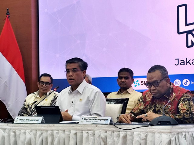 Menteri Ketenagakerjaan (Menaker) Yassierli  (kiri) dan Wamenaker Afriansyah Noor hadiri konferensi pers di Kantor Kemnaker, Jakarta, Kamis (20/11/2025). Foto: Widya Islamiati/kumparan