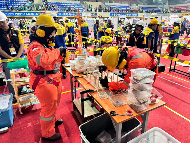 Tim ASKARA ITS saat merancang bangunan pada ajang Kompetisi Bangunan dan Gedung Indonesia (KBGI) 2025 kategori Baja. Foto: Humas ITS