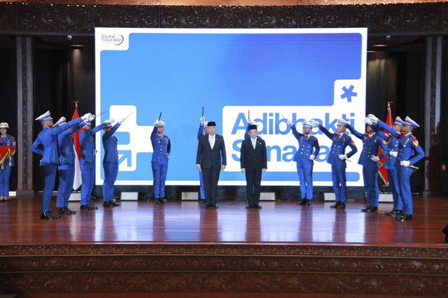 Menteri Dalam Negeri (Mendagri) Muhammad Tito Karnavian menerima penghargaan Adibhakti Sanapati dari Badan Siber dan Sandi Negara (BSSN) di TMII, Kamis (20/11/2025). Foto: Dok. Kemendagri