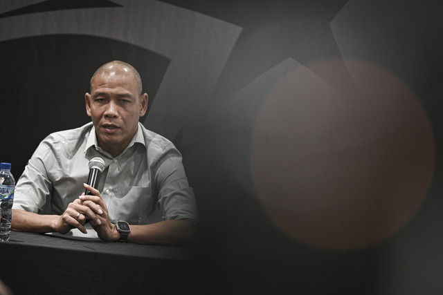 Pelatih Timnas Sepak Bola Indonesia U-20 Nova Arianto menyampaikan keterangan pers terkait perkembangan sepak bola Indonesia di GBK Arena, Jakarta, Kamis (20/11/2025). Foto: Fauzan/ANTARA FOTO