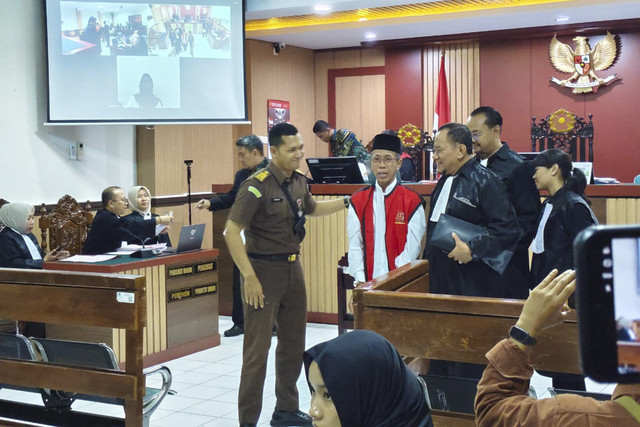 Muhammad Achmadi (depan) dan Triyono (belakang) dua terdakwa dalam kasus mafia tanah Mbah Tupon saat di PN Bantul, Kamis (20/11/2025). Foto: Arfiansyah Panji Purnandaru/kumparan