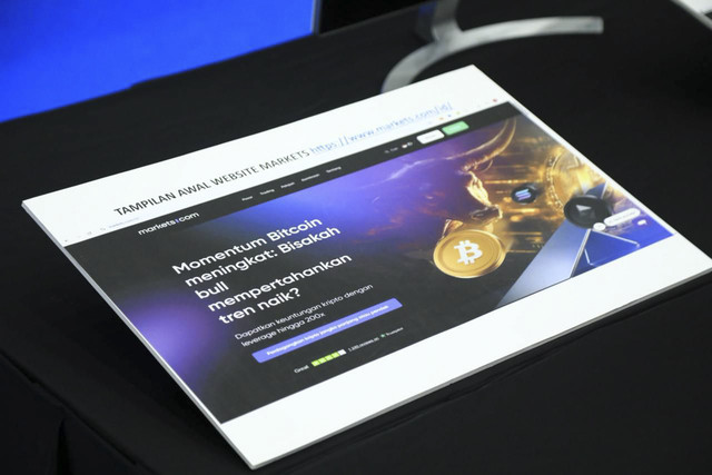 Barang bukti yang ditunjukkan saat konferensi pers terkait kasus pembobolan asset milik platform crypto yang bermarkas di London di Mabes Polri, Jakarta, Kamis (20/10/2025). Foto: Dok. Istimewa