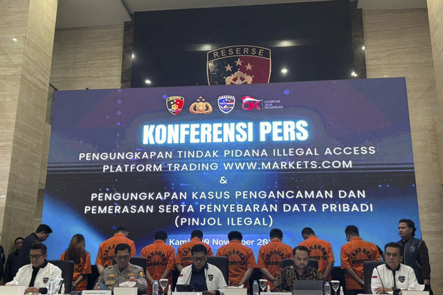 Konferensi pers kasus tindak pidana illegal access platform trading www.markets.com dan pinjol ilegal di Mabes Polri, Jakarta Selatan, Kamis (20/11/2025). Foto: Amira Nada Fauziyyah/kumparan