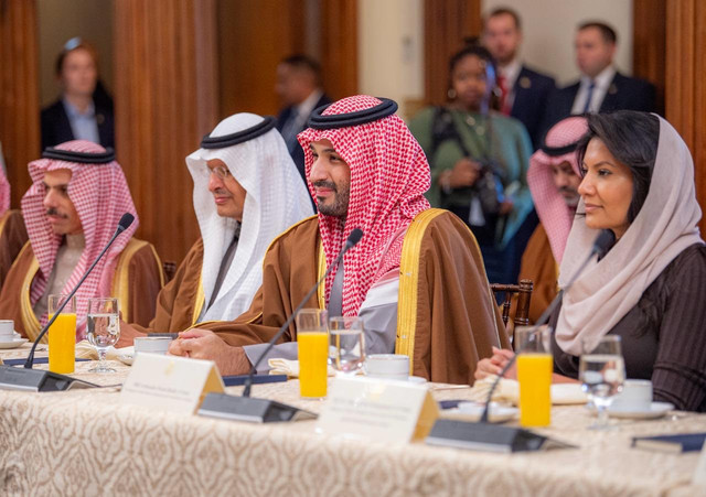 Putri Reema binti Bandar bin Sultan Al Saud, Dubes Arab Saudi untuk AS (kanan), duduk di sebelah Putra Mahkota Pangeran MBS dalam pertemuan dengan Kongres AS di Washington DC, Selasa (18/11/2025). Foto: Dok KSA Mofa