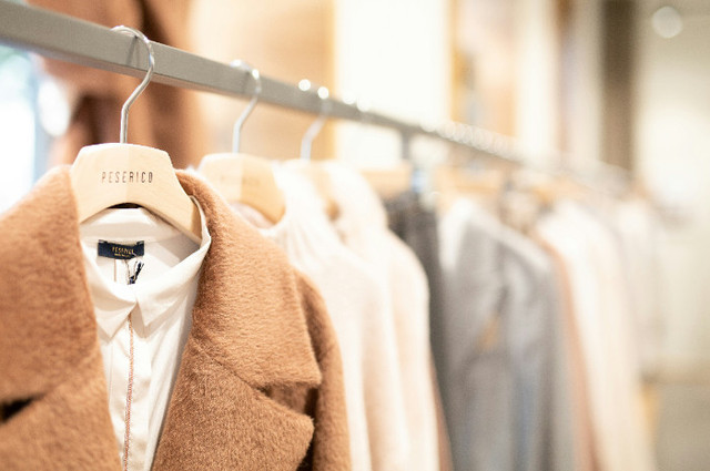 Ilustrasi Harga Baju Loro Piana, Unsplash/Chris Reyem