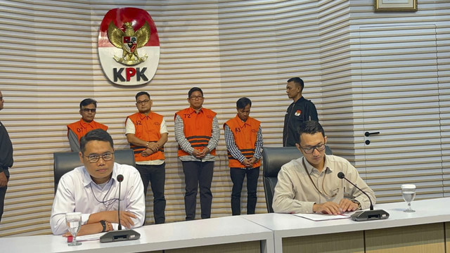 Plt Deputi Penindakan KPK Asep Guntur Rahayu dan Juru Bicara KPK Budi Prasetyo saat konferensi pers penahanan empat tersangka kasus suap proyek Dinas PUPR Kabupaten Ogan Komering Ulu (OKU) di Gedung Merah Putih KPK, Jakarta, Kamis (20/11/2025). Foto: Nasywa Athifah/kumparan