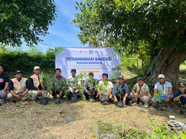 Kolaborasi tanam pohon beringin Pemerintah Desa Temayang, tokoh masyarakat Dusun Kedunggampeng, serta Komunitas Wahana Abdi Budaya dan Komunitas Sarung Ijo di Sendang Jambe, Kamis (20/11/2025). Aset:Istimewa