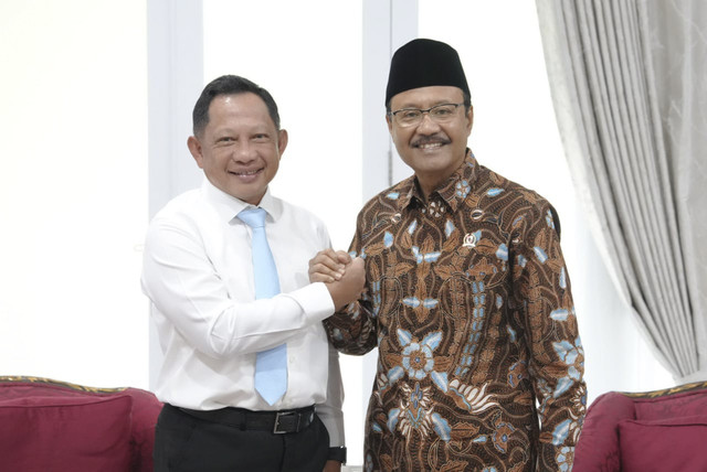 Mendagri Tito Karnavian dan Mensos Saifullah Yusuf (Gus Ipul) dalam pertemuan di Rumah Dinas Kemendagri, Kamis (20/11/2025). Foto: Dok. Kemendagri