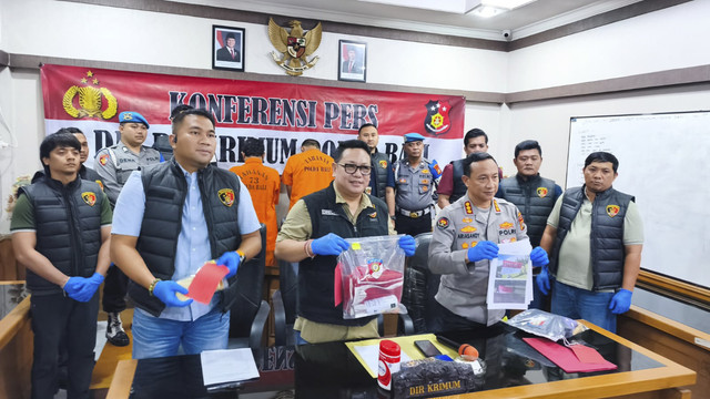 Jumpa pers aksi vandalisme bendera merah putih di Polda Bali, Bali. Foto: Denita BR Matondang/kumparan