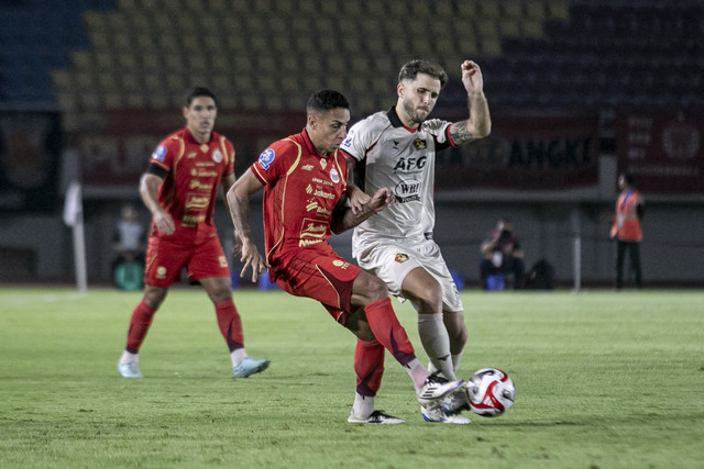 Pemain Persija Jakarta Bruno Nunes De Barros (kiri) berebut bola dengan pemain Persik Kediri Telmo Ferreira Castanheira (kanan) pada pertandingan BRI Super League 2025-2026 di Stadion Manahan, Solo, Jawa Tengah, Kamis (20/11/2025). Foto: Mohammad Ayudha/ANTARA FOTO