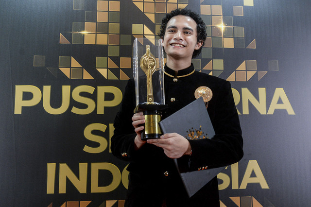 Aktor Omara Esteghlal berpose usai meraih penghargaan Pemeran Pendukung Pria Terbaik dalam Festival Film Indonesia 2025 di Jakarta, Kamis (20/11/2025). Foto: Putra M. Akbar/ANTARA FOTO 