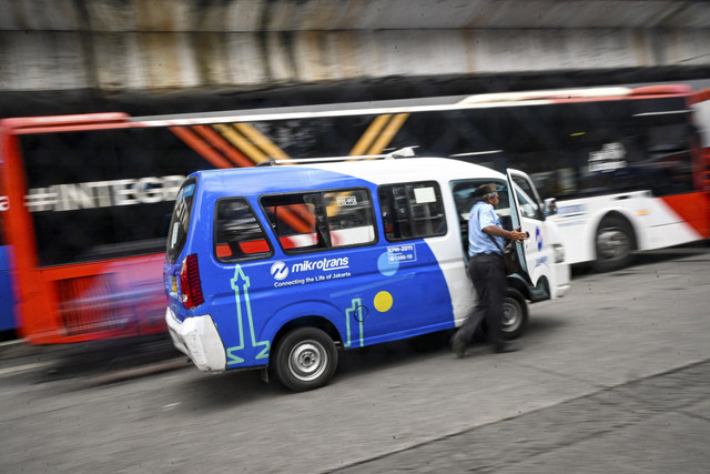 Pramudi Mikrotrans mendorong kendaraannya di Terminal Kampung Melayu, Jakarta, Rabu (19/11/2025). Foto: Fauzan/ANTARA FOTO