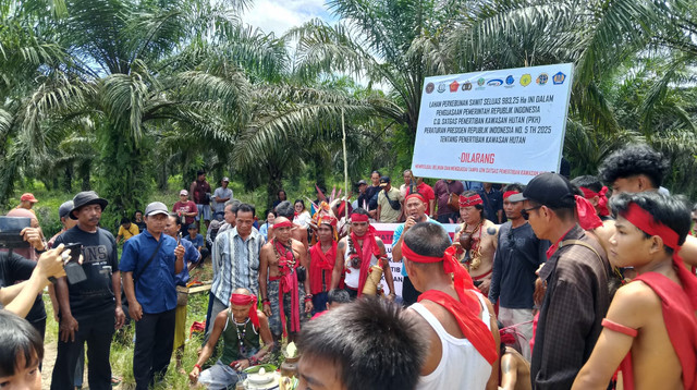 Aksi masyarakat menolak pemasangan plang Satgas PKH di lahan warga Desa Rarai. Foto: Yus/Hi!Pontianak