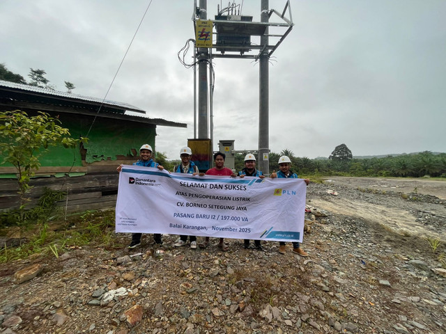 Tim PLN ULP Balai Karangan melakukan selebrasi penyalaan pasang baru daya 197.000 VA bersama perwakilan dari CV. Borneo Setegung Jaya, Ekos (ketiga dari kanan). Foto: Dok. PLN ULP Balai Karangan