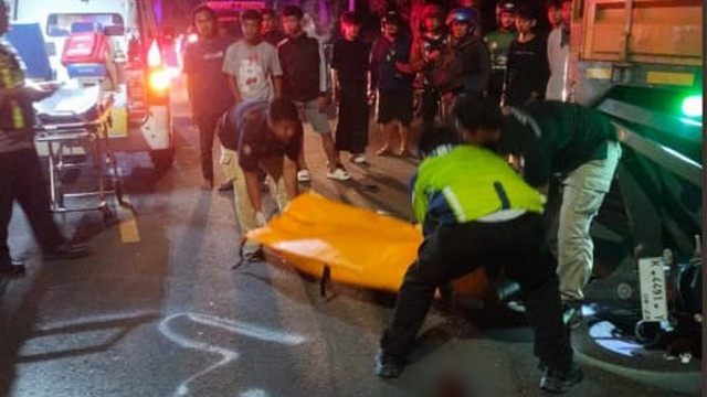 Petugas saat evakuasi korban kecelakaan lalu-lintas di jalan raya Bojonegoro-Babat, turut Desa Sukowati, Kecamatan Kapas, Kabupaten Bojonegoro. Kamis malam (20/11/2025) (Aset: Istimewa)