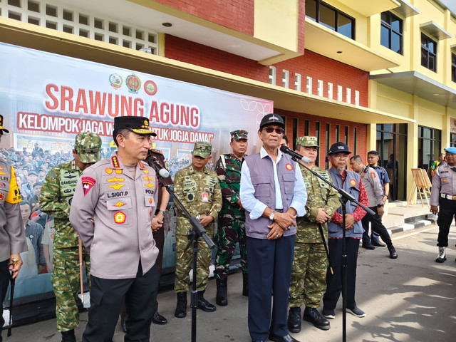 
Gubernur DIY Sri Sultan Hamengku Buwono X bersama Kapolri Jenderal Listyo Sigit Prabowo saat menghadiri Srawung Agung Kelompok Jaga Warga untuk Jogja Damai di Mapolda DIY, Jumat (21/11). Foto: Arfiansyah Panji Purnandaru/kumparan