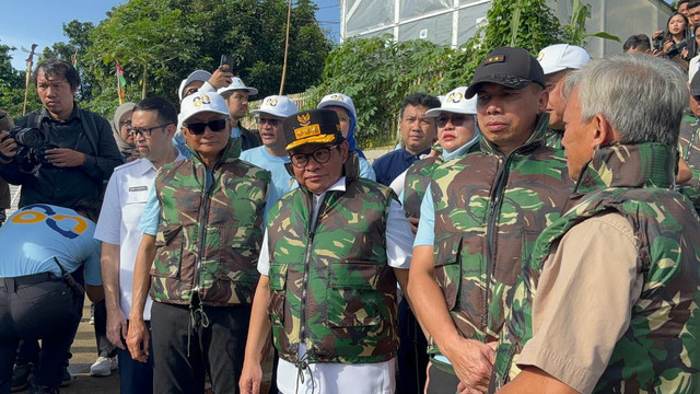 ToGubernur DKI Jakarta Pramono Anung dan Menteri Pekerjaan Umum Dody Hanggodo di Jalan Inspeksi Ciliwung, Jakarta Selatan, Jumat (21/11). Foto: Amira Nada Fauziyyah/kumparan