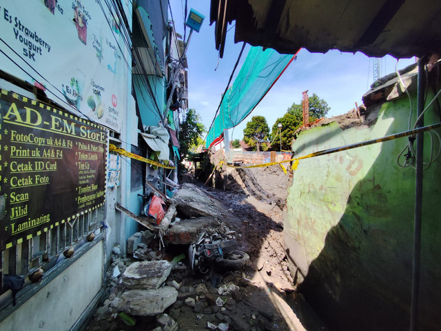 Situasi tembok yang roboh di dekat SMPN 130 Jakarta Barat, Jakarta Barat, pada Jumat (21/11). Foto: Rachmadi Rasyad/kumparan