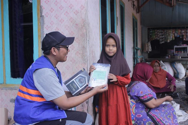 Pembagian Mushal Al-Qur'an untuk Santri Pondok Pesantren Syifaul Qolbi di Kp. Gelar Kubang, Cinerang, Naringgul (Sumber : DT Peduli)