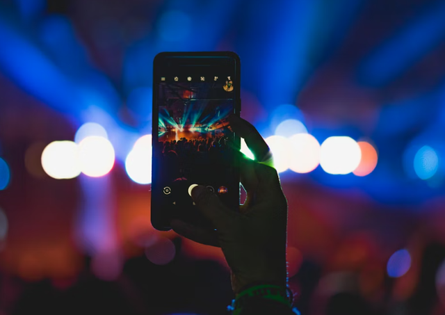 Ilustrasi cara beli tiket musikal perahu kertas. Sumber: Unsplash/Dan Gold