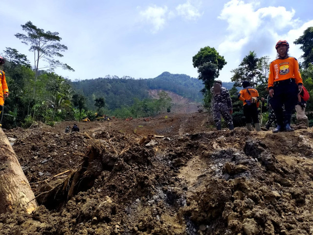 TIM SAR gabungan mencari korban tanah longsor di Pandanarum Banjarnegara.  Foto: Dok. Istimewa